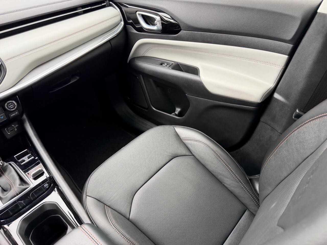 Jeep Compass Vehicle Full-screen Gallery Image 15