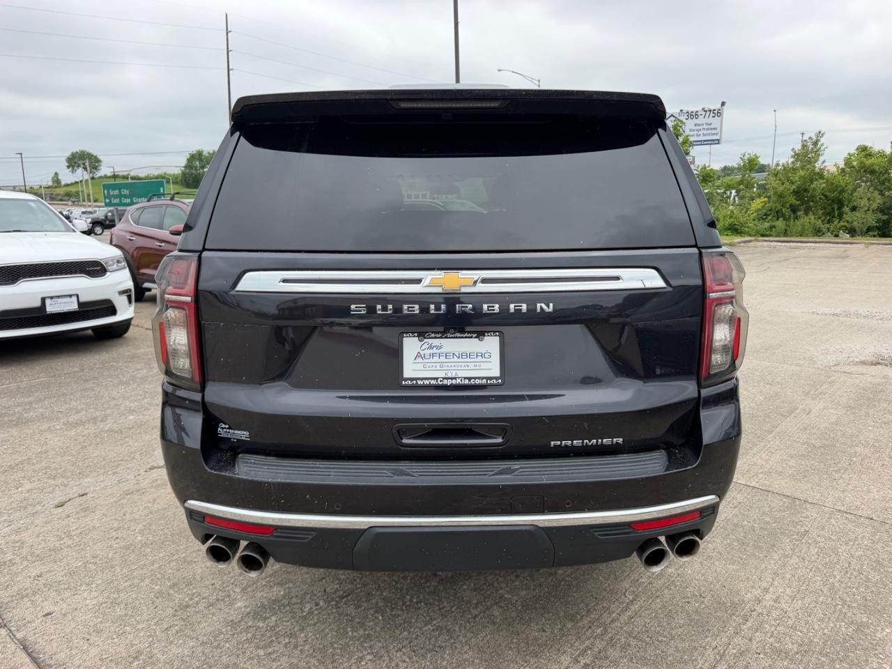 Chevrolet Suburban Vehicle Full-screen Gallery Image 03
