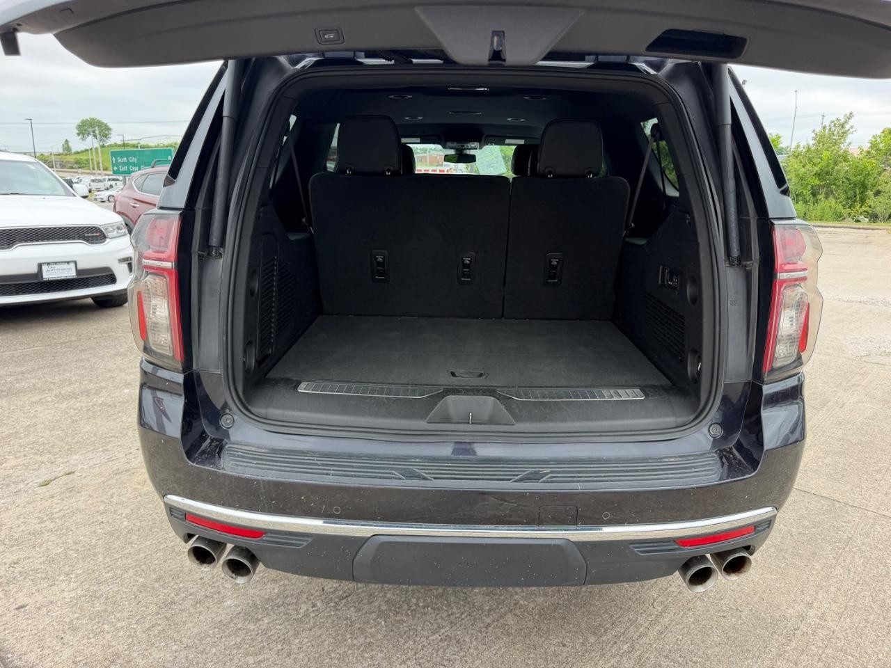 Chevrolet Suburban Vehicle Full-screen Gallery Image 04