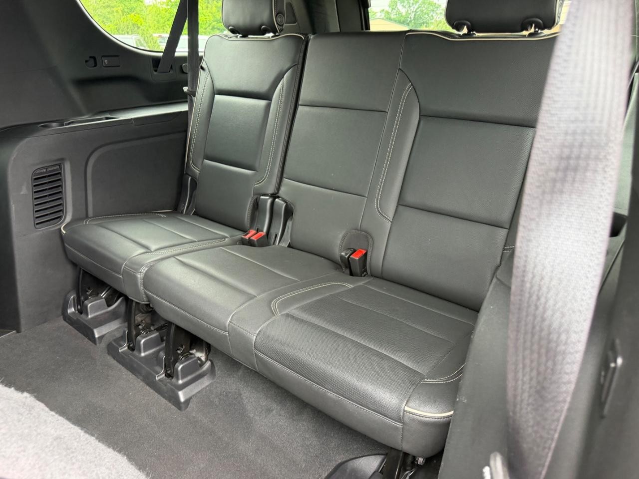 Chevrolet Suburban Vehicle Full-screen Gallery Image 07