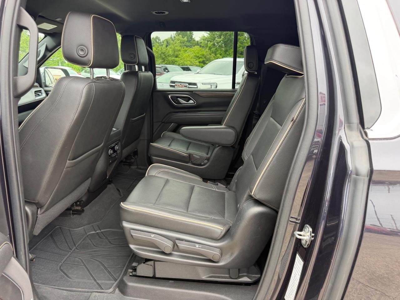 Chevrolet Suburban Vehicle Full-screen Gallery Image 08