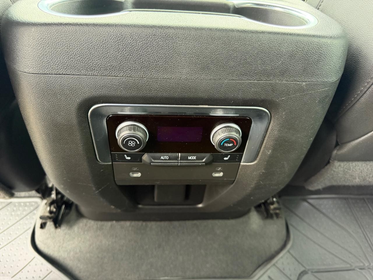 Chevrolet Suburban Vehicle Full-screen Gallery Image 09