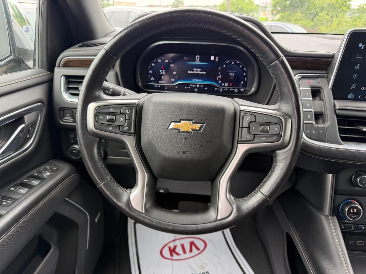 Chevrolet Suburban Vehicle Full-screen Gallery Image 11