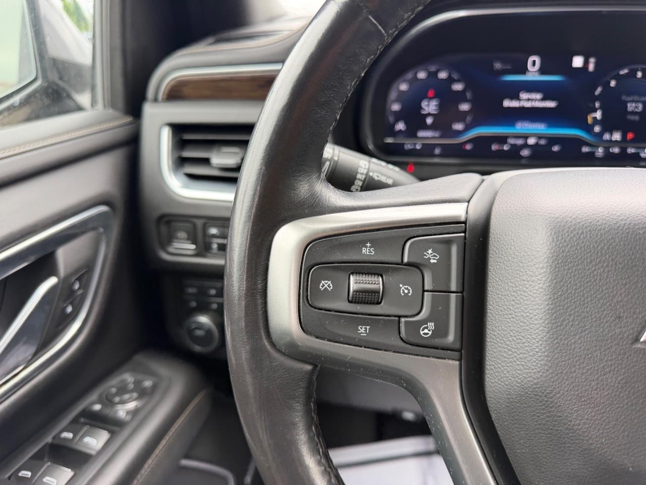 Chevrolet Suburban Vehicle Full-screen Gallery Image 12