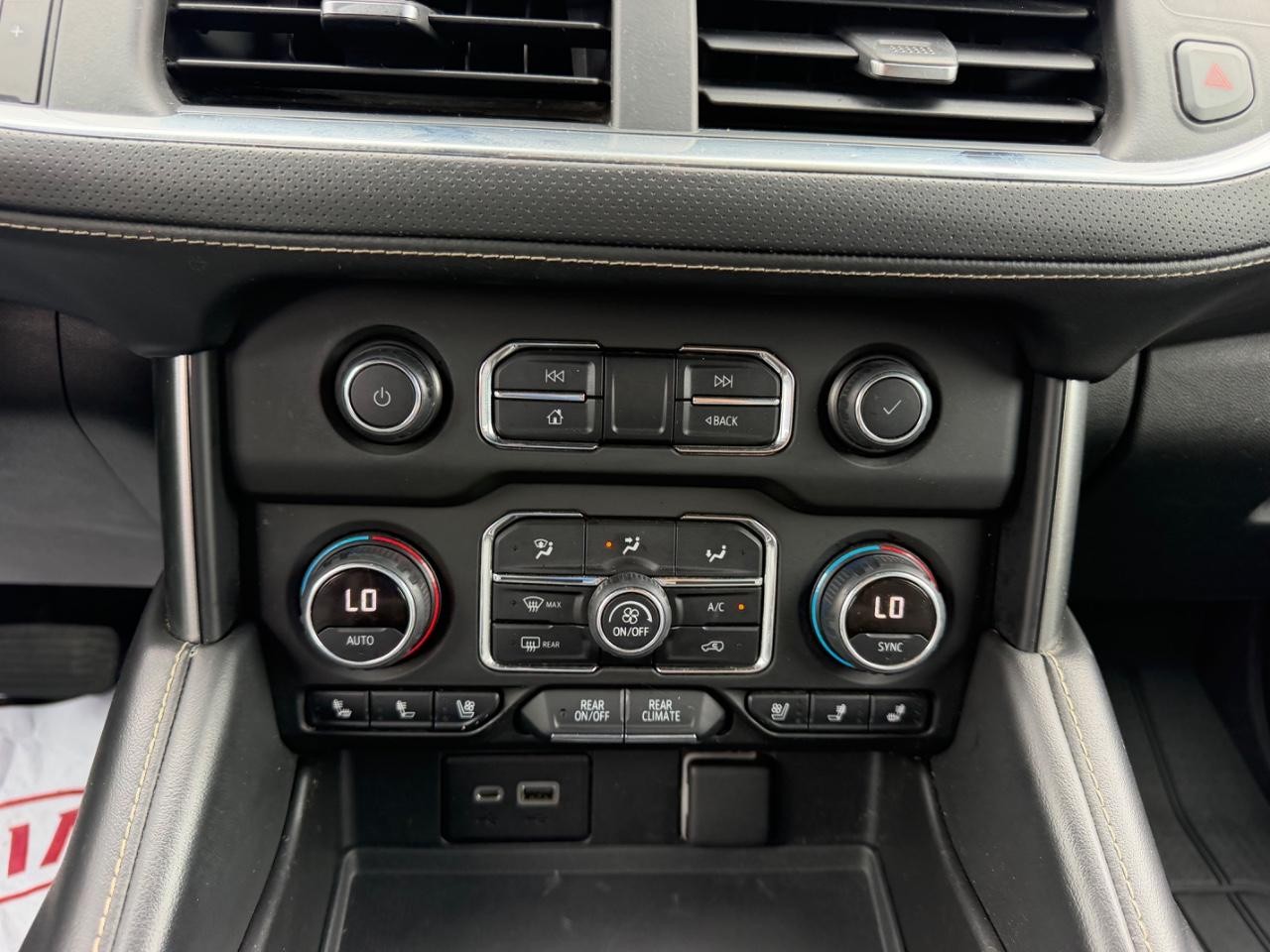 Chevrolet Suburban Vehicle Full-screen Gallery Image 15