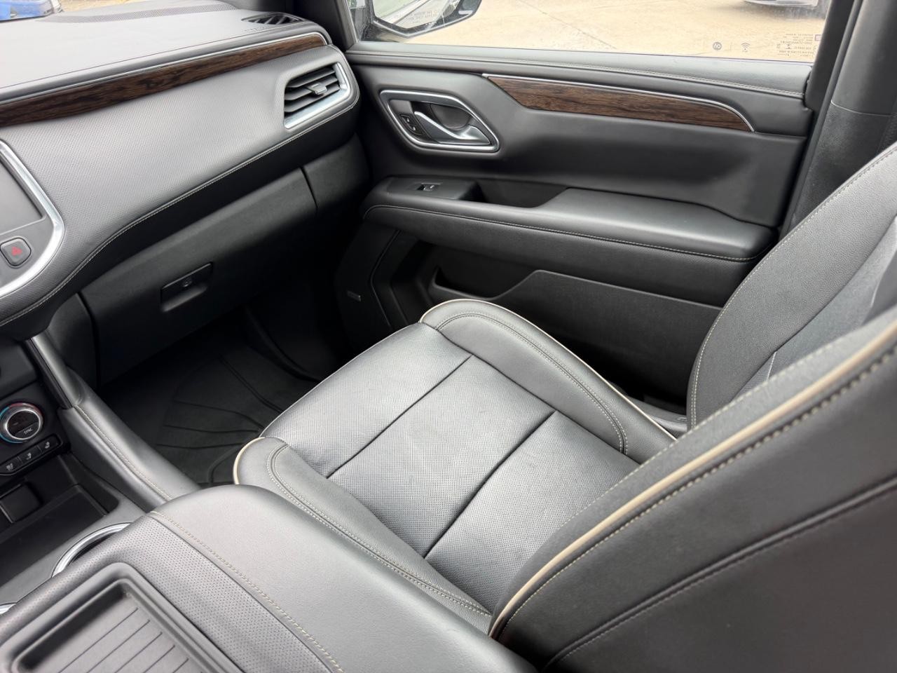Chevrolet Suburban Vehicle Full-screen Gallery Image 17