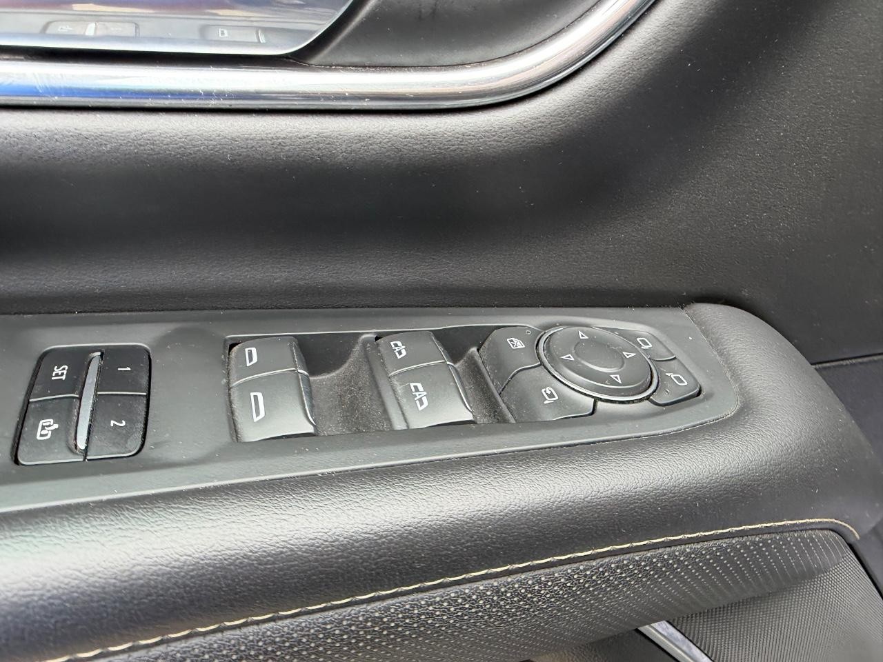 Chevrolet Suburban Vehicle Full-screen Gallery Image 18