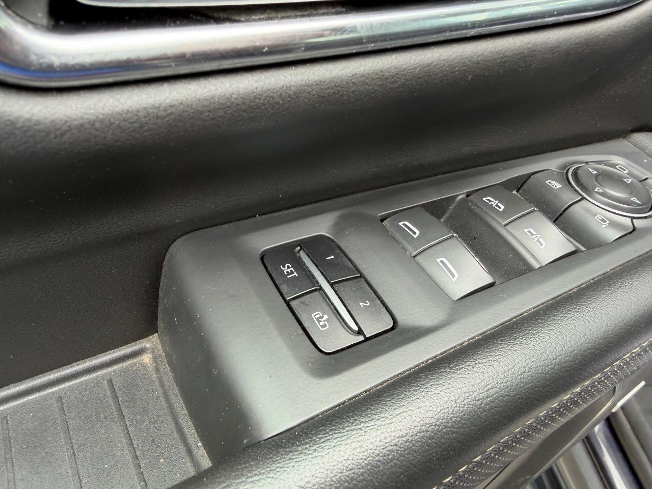 Chevrolet Suburban Vehicle Full-screen Gallery Image 19