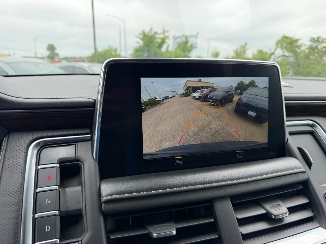Chevrolet Suburban Vehicle Full-screen Gallery Image 22