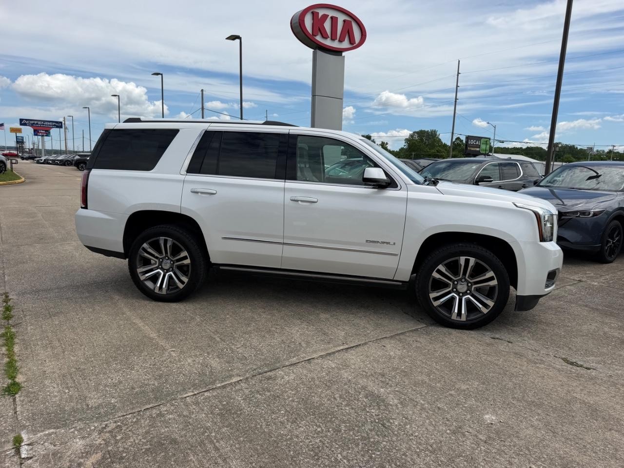 GMC Yukon Vehicle Full-screen Gallery Image 02