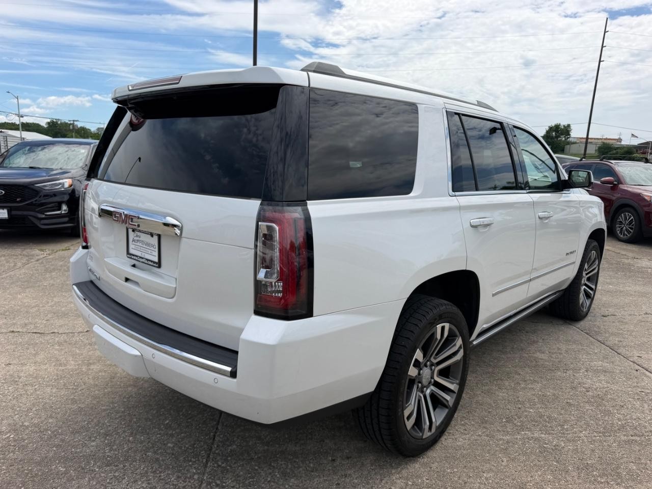 GMC Yukon Vehicle Full-screen Gallery Image 03