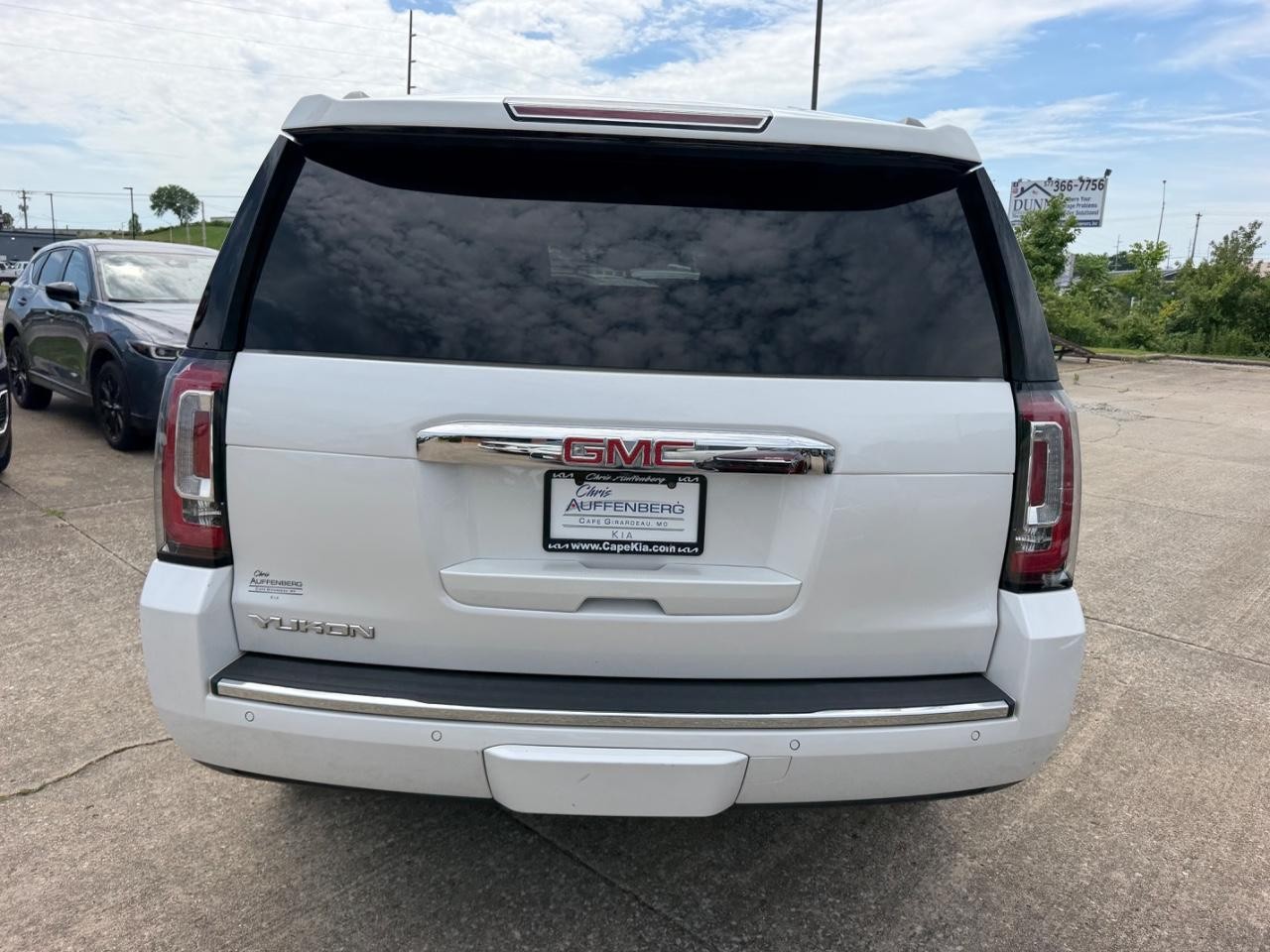 GMC Yukon Vehicle Full-screen Gallery Image 04