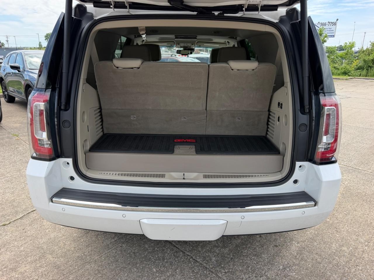 GMC Yukon Vehicle Full-screen Gallery Image 05