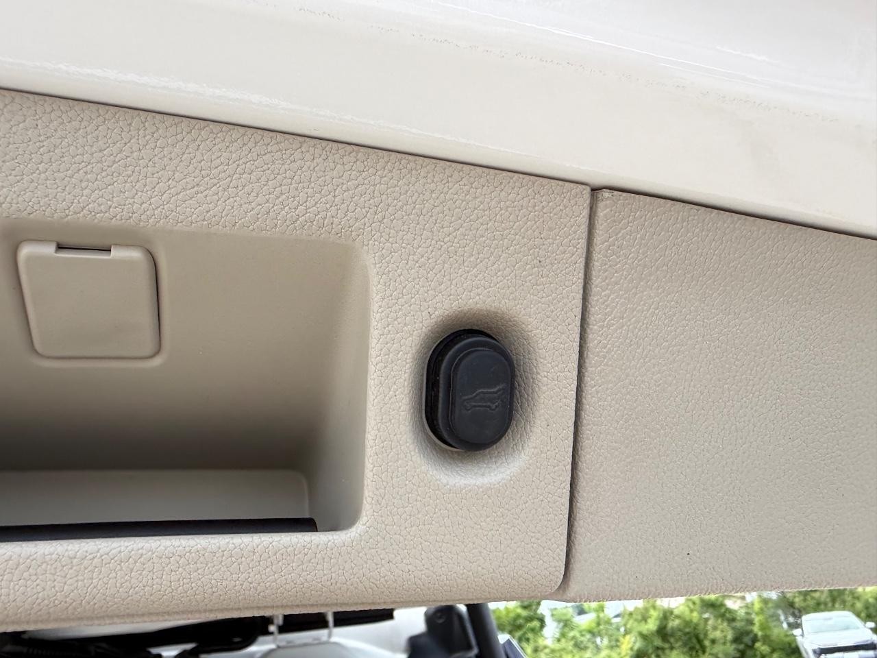 GMC Yukon Vehicle Full-screen Gallery Image 07