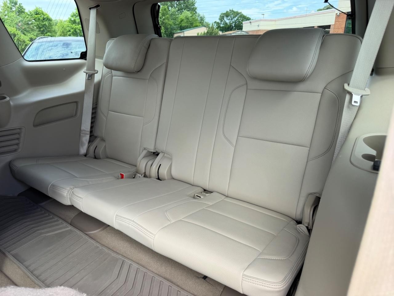 GMC Yukon Vehicle Full-screen Gallery Image 09