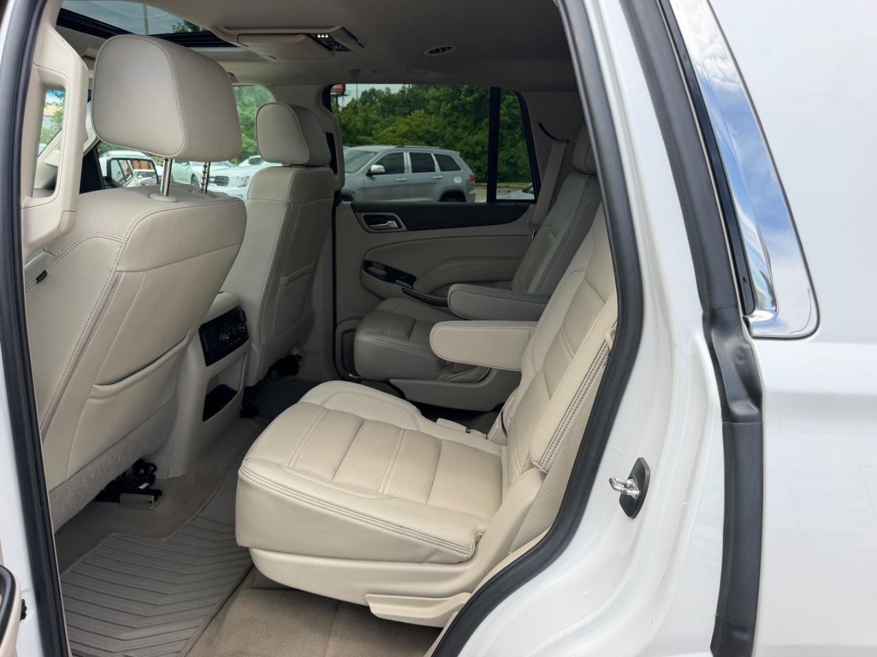 GMC Yukon Vehicle Full-screen Gallery Image 10
