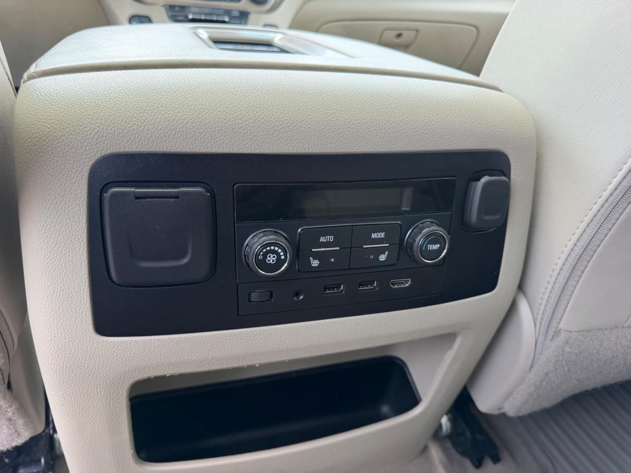GMC Yukon Vehicle Full-screen Gallery Image 11