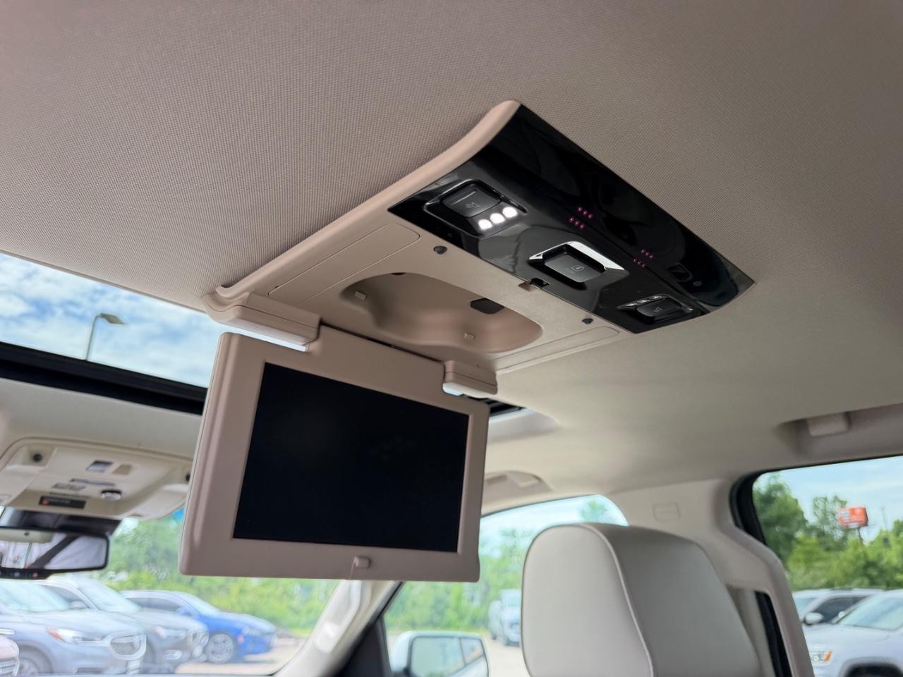 GMC Yukon Vehicle Full-screen Gallery Image 12