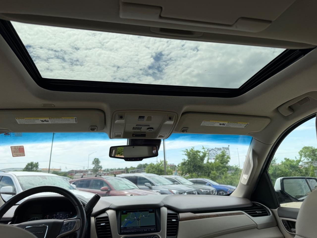 GMC Yukon Vehicle Full-screen Gallery Image 13