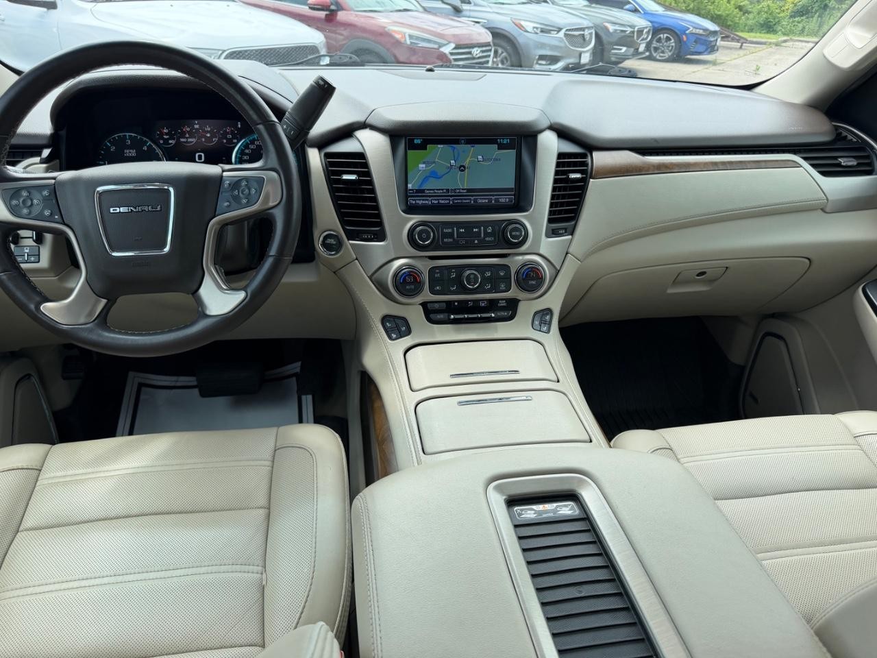 GMC Yukon Vehicle Full-screen Gallery Image 14