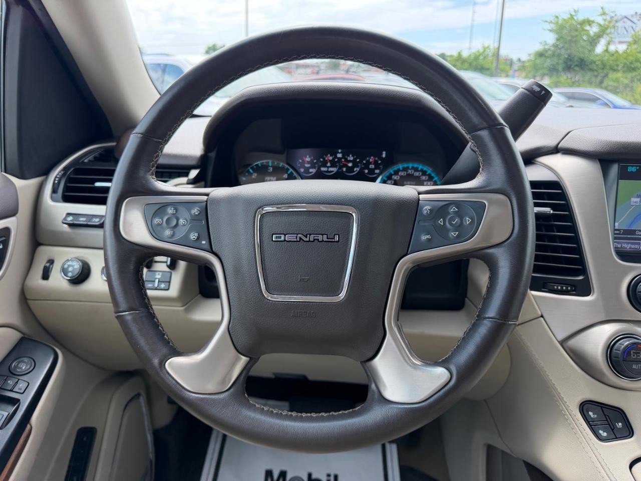 GMC Yukon Vehicle Full-screen Gallery Image 15