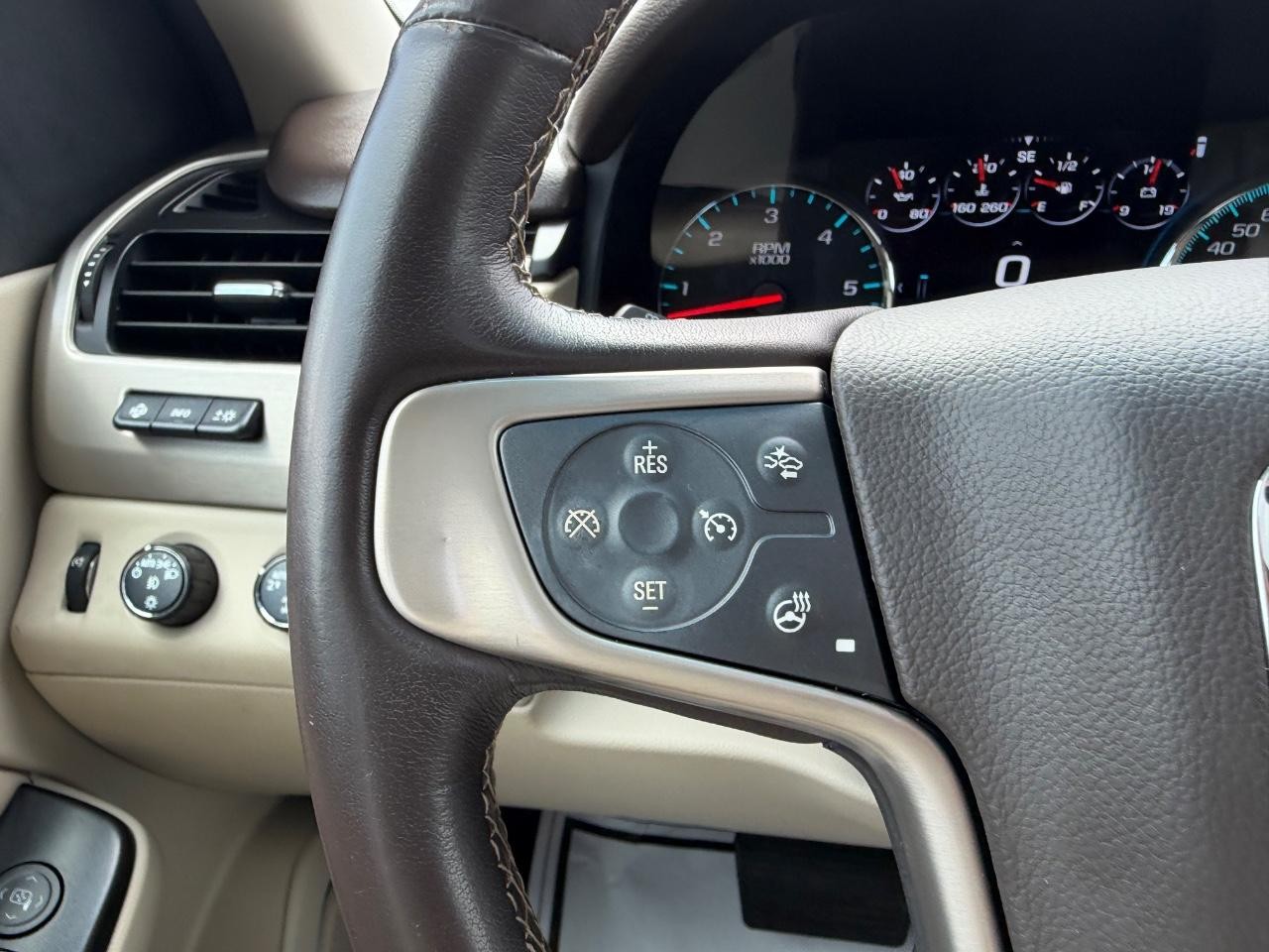 GMC Yukon Vehicle Full-screen Gallery Image 16