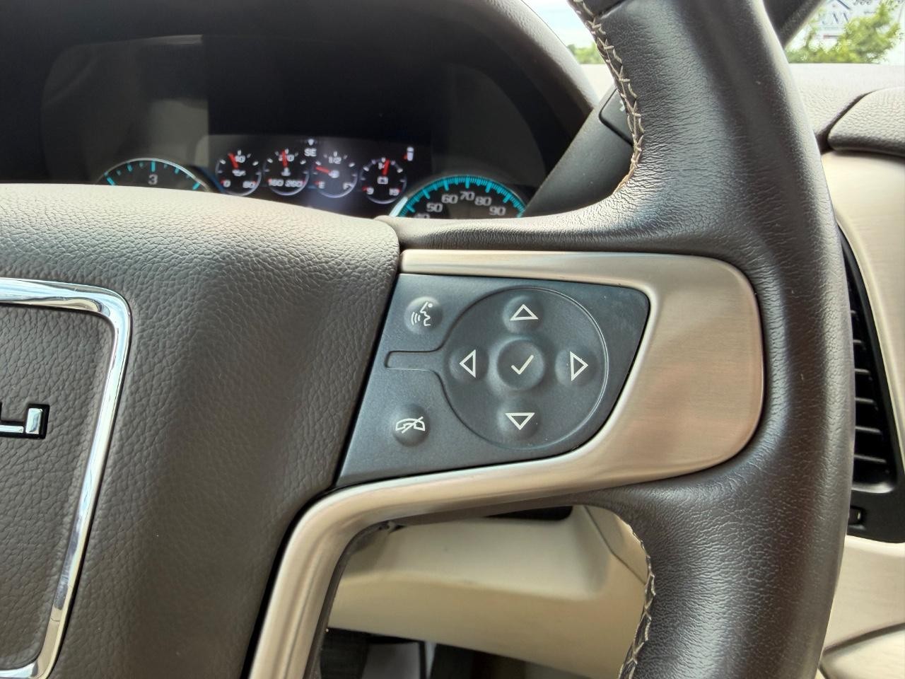 GMC Yukon Vehicle Full-screen Gallery Image 17