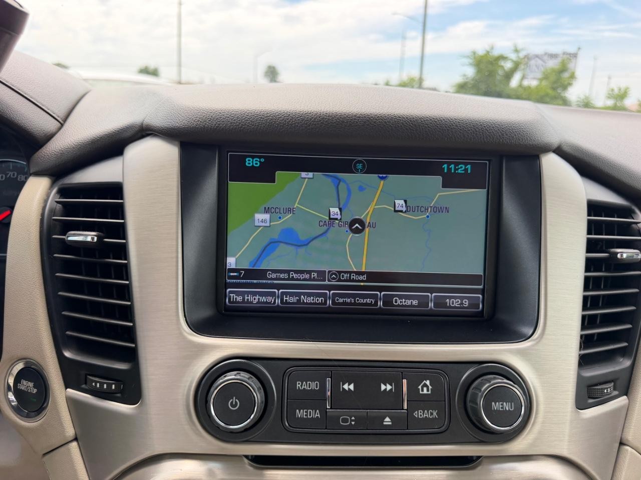GMC Yukon Vehicle Full-screen Gallery Image 19