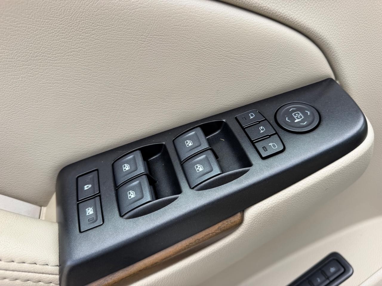 GMC Yukon Vehicle Full-screen Gallery Image 22