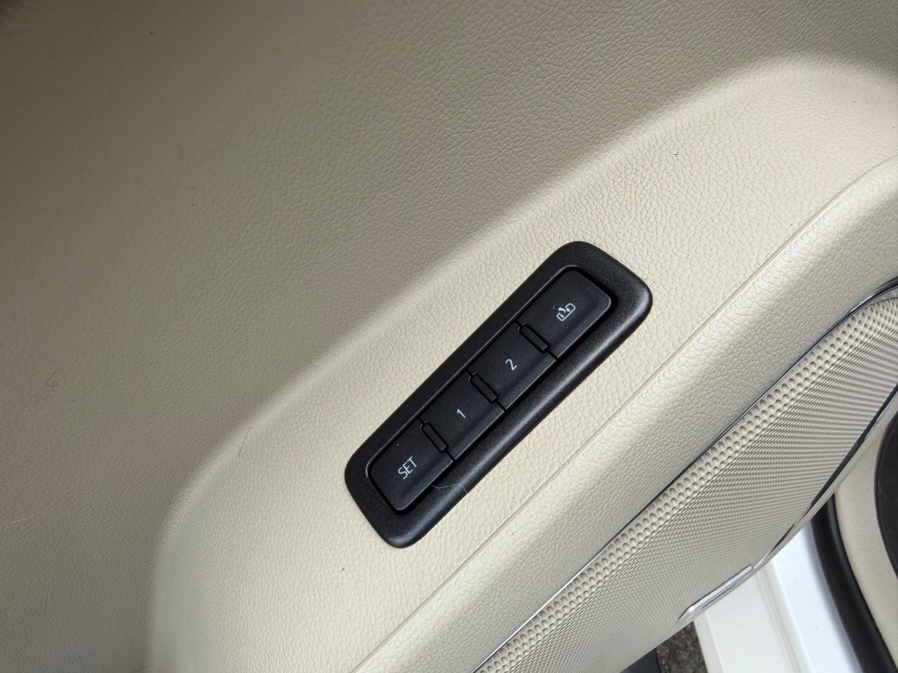 GMC Yukon Vehicle Full-screen Gallery Image 23