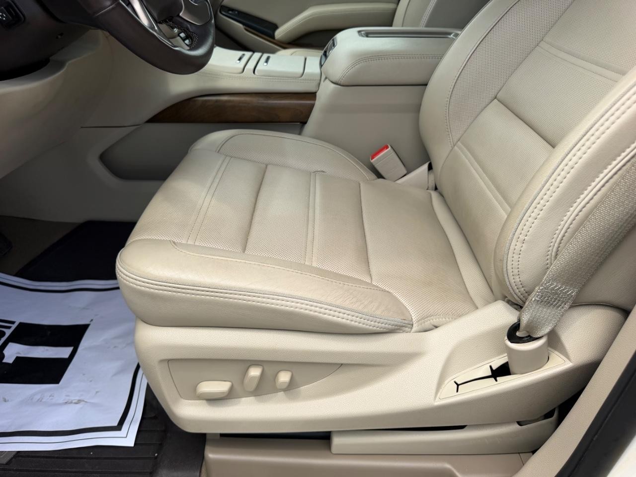 GMC Yukon Vehicle Full-screen Gallery Image 24