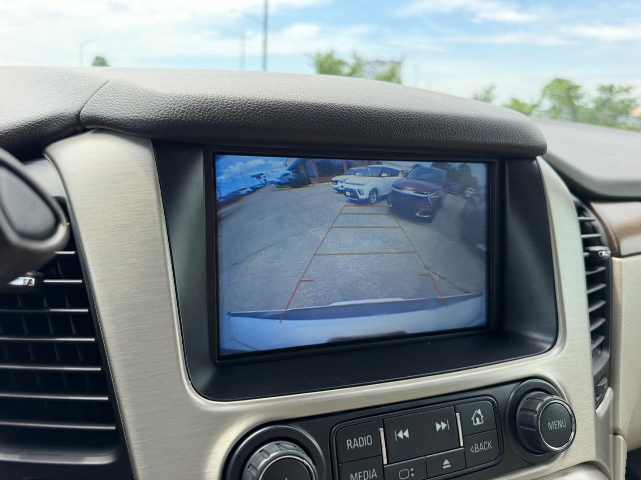 GMC Yukon Vehicle Full-screen Gallery Image 26