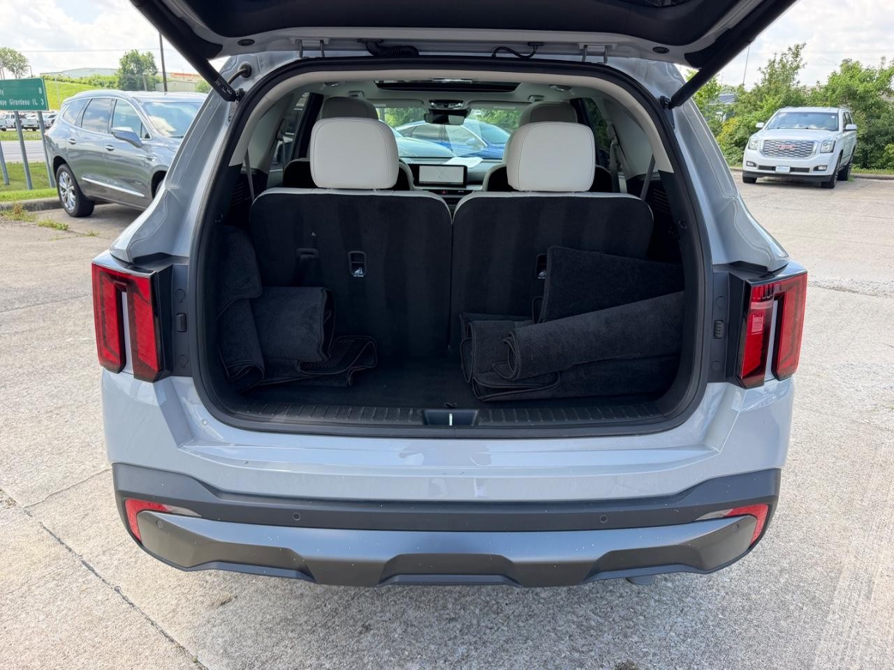 Kia Sorento Vehicle Full-screen Gallery Image 05