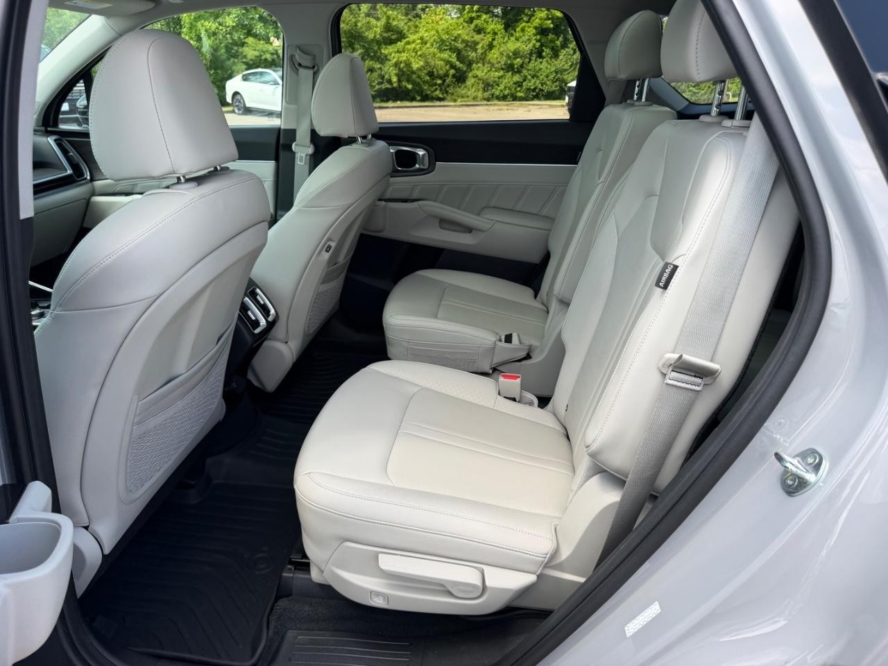 Kia Sorento Vehicle Full-screen Gallery Image 09