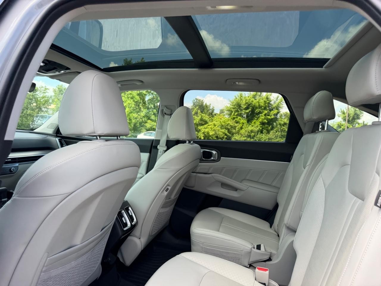 Kia Sorento Vehicle Full-screen Gallery Image 10