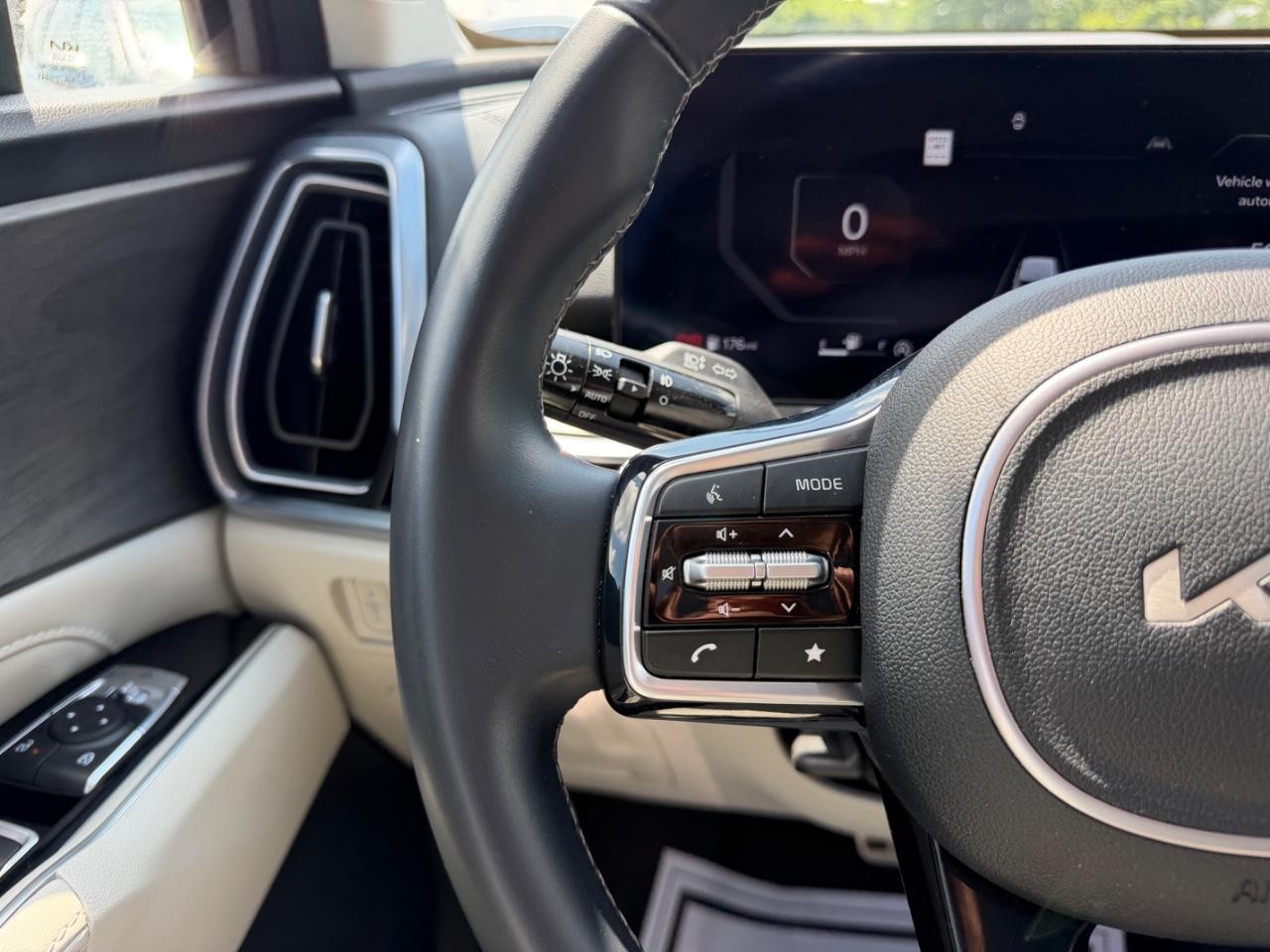 Kia Sorento Vehicle Full-screen Gallery Image 13