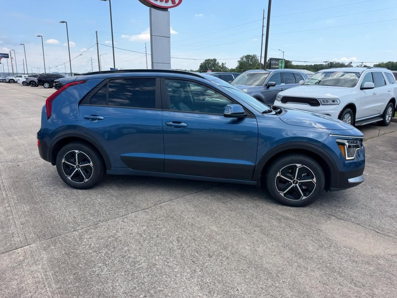 Kia Niro Vehicle Full-screen Gallery Image 02
