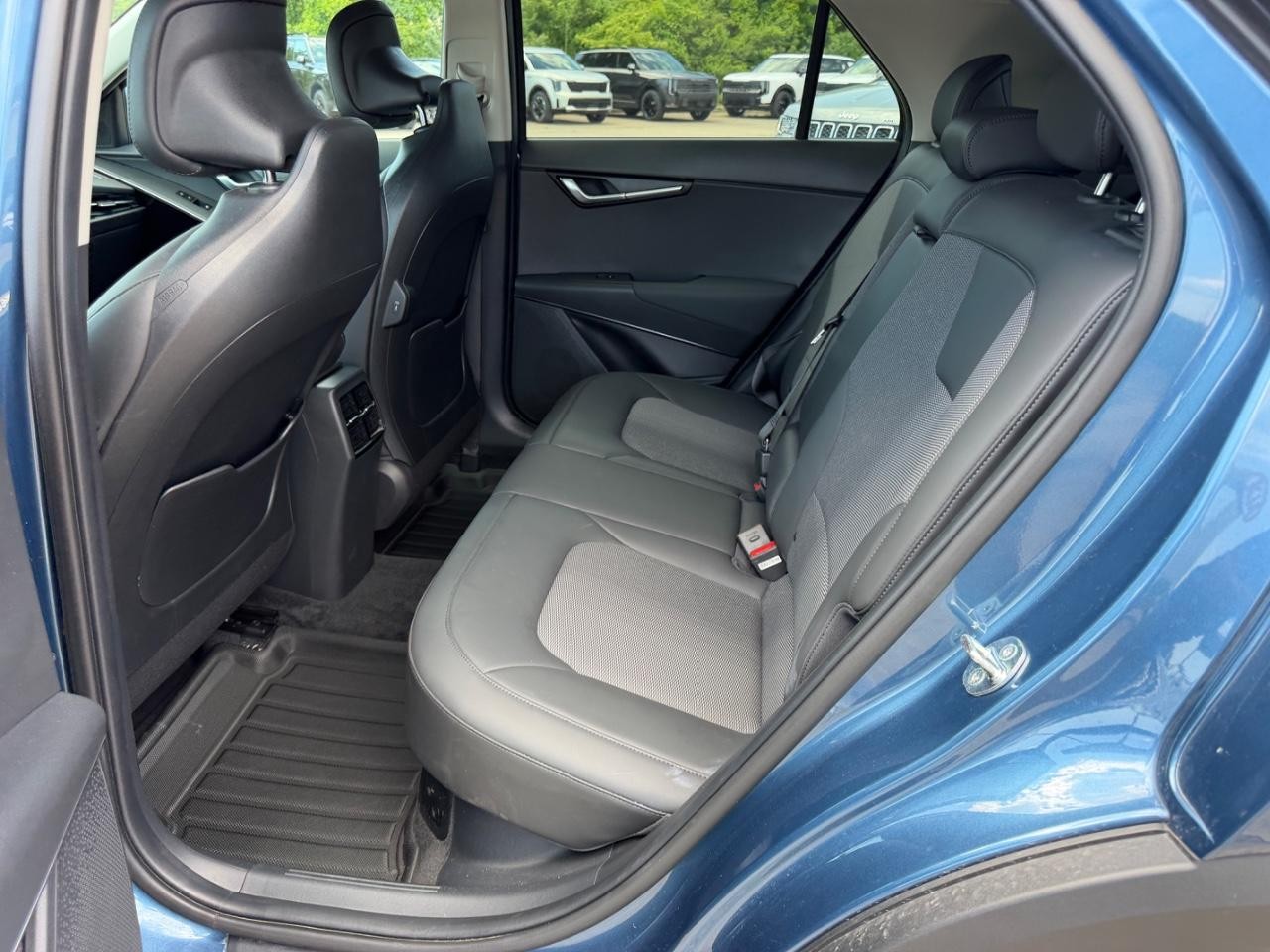 Kia Niro Vehicle Full-screen Gallery Image 07