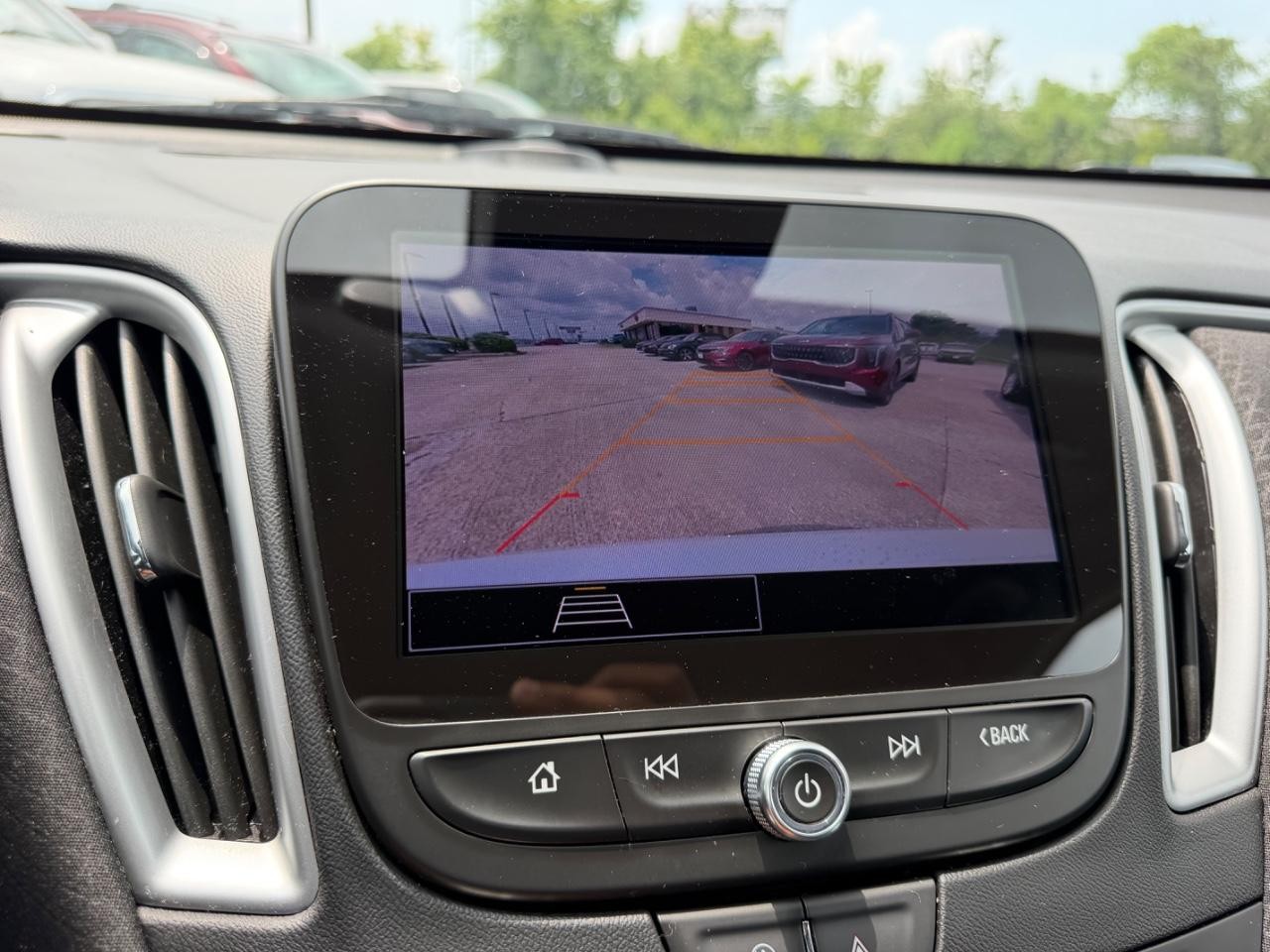 Chevrolet Malibu Vehicle Full-screen Gallery Image 18