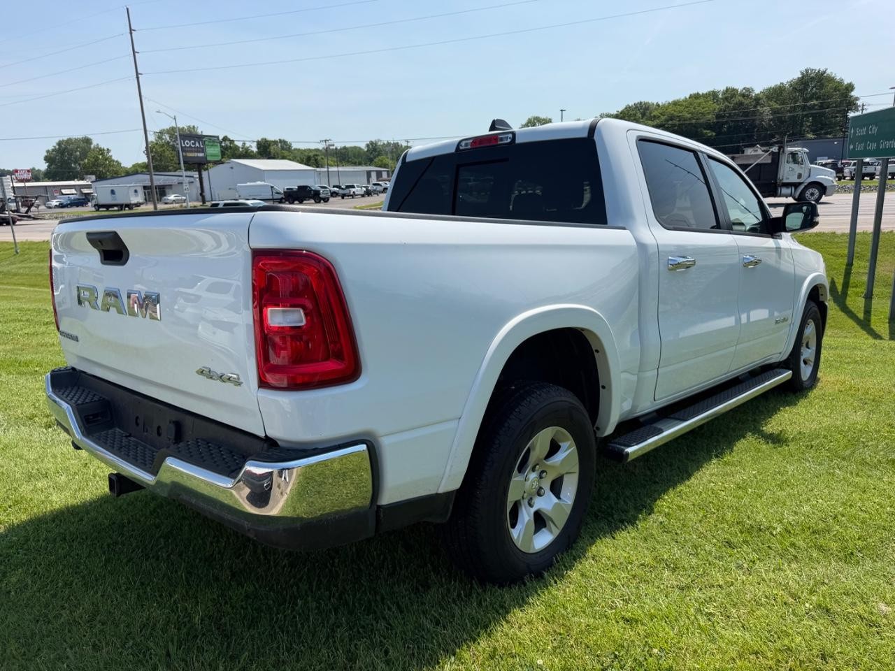 Ram 1500 Vehicle Full-screen Gallery Image 03