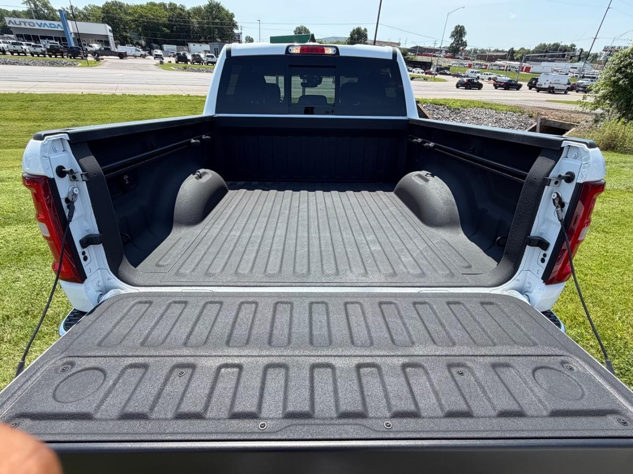 Ram 1500 Vehicle Full-screen Gallery Image 05