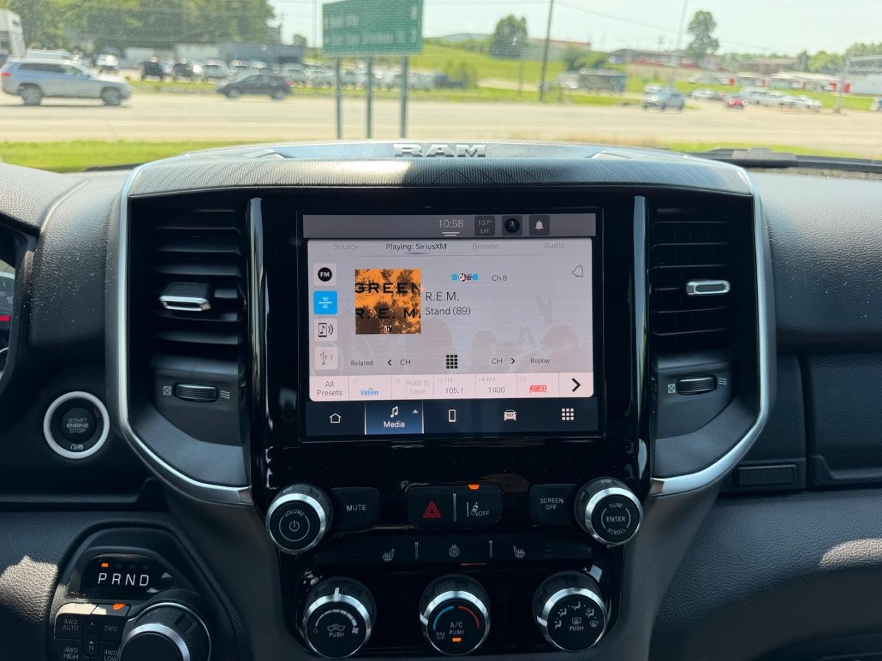 Ram 1500 Vehicle Full-screen Gallery Image 12
