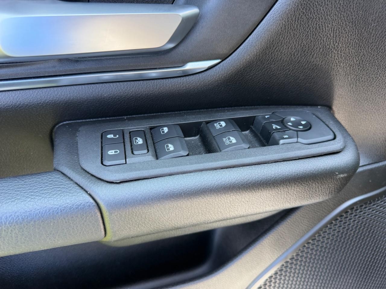 Ram 1500 Vehicle Full-screen Gallery Image 16