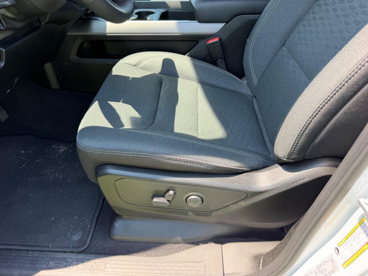Ram 1500 Vehicle Full-screen Gallery Image 17