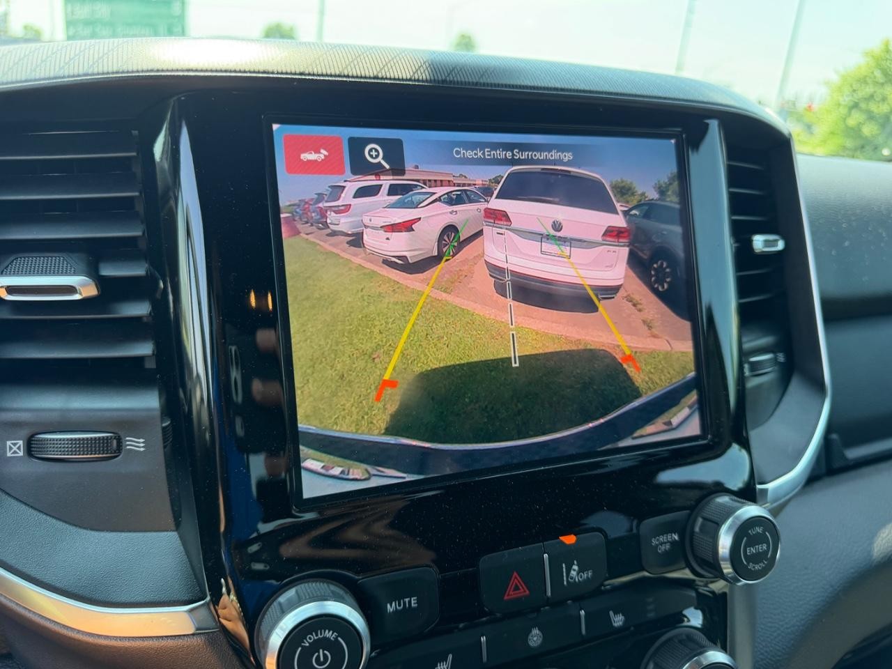 Ram 1500 Vehicle Full-screen Gallery Image 19