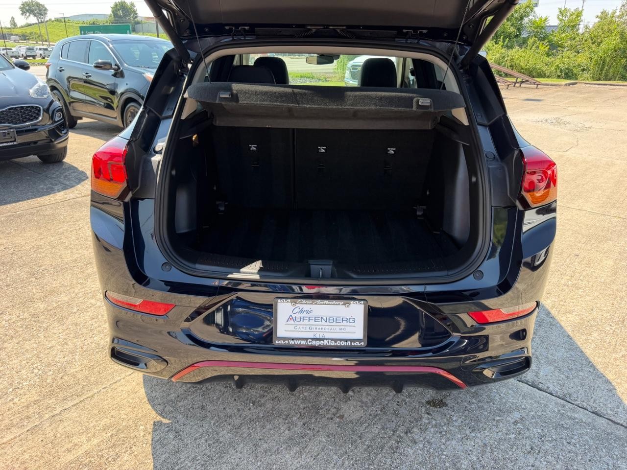Buick Encore GX Vehicle Full-screen Gallery Image 05
