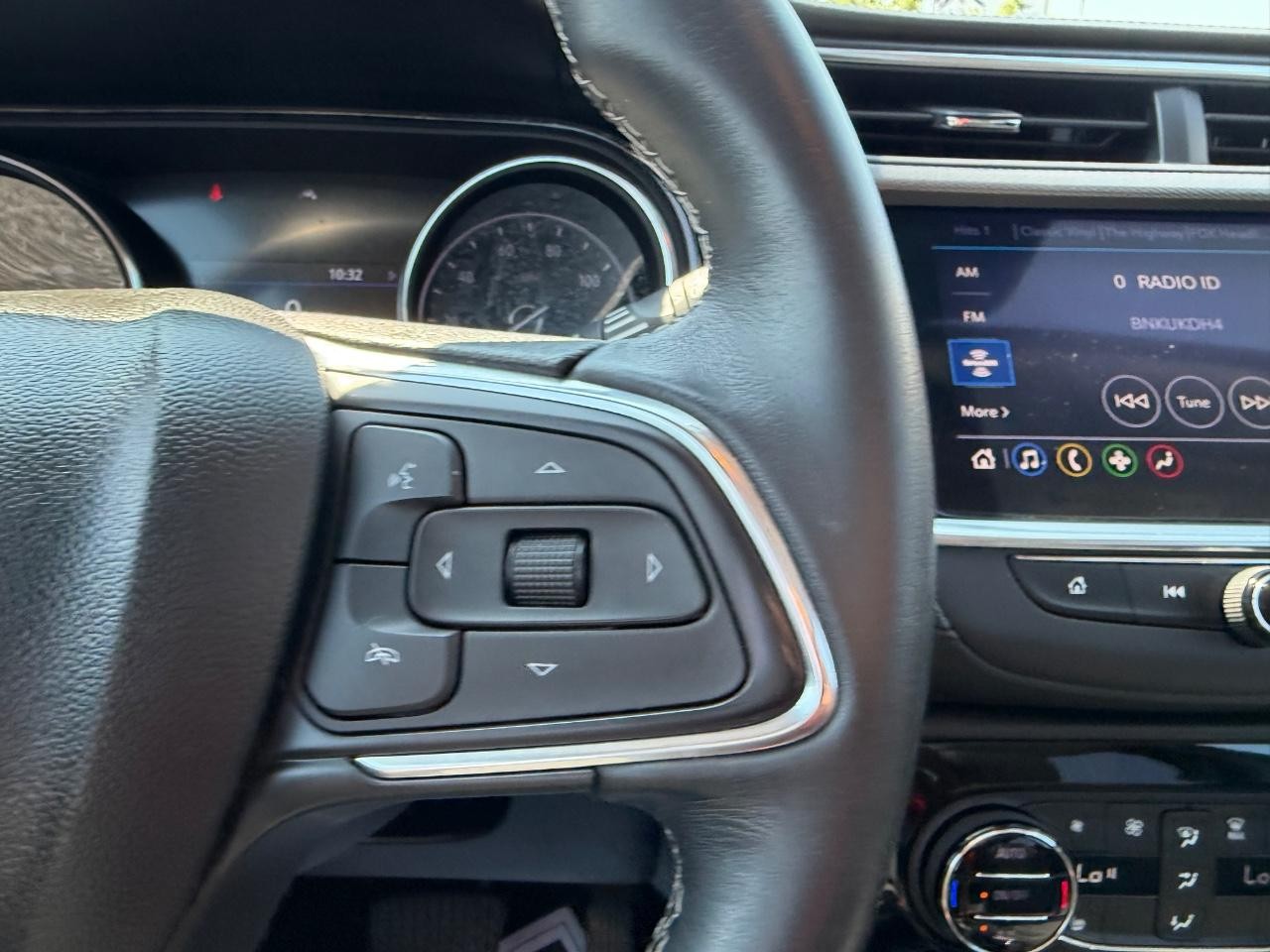 Buick Encore GX Vehicle Full-screen Gallery Image 13
