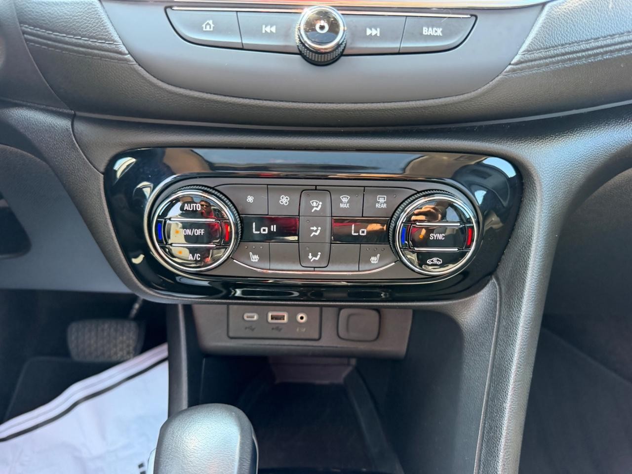 Buick Encore GX Vehicle Full-screen Gallery Image 15