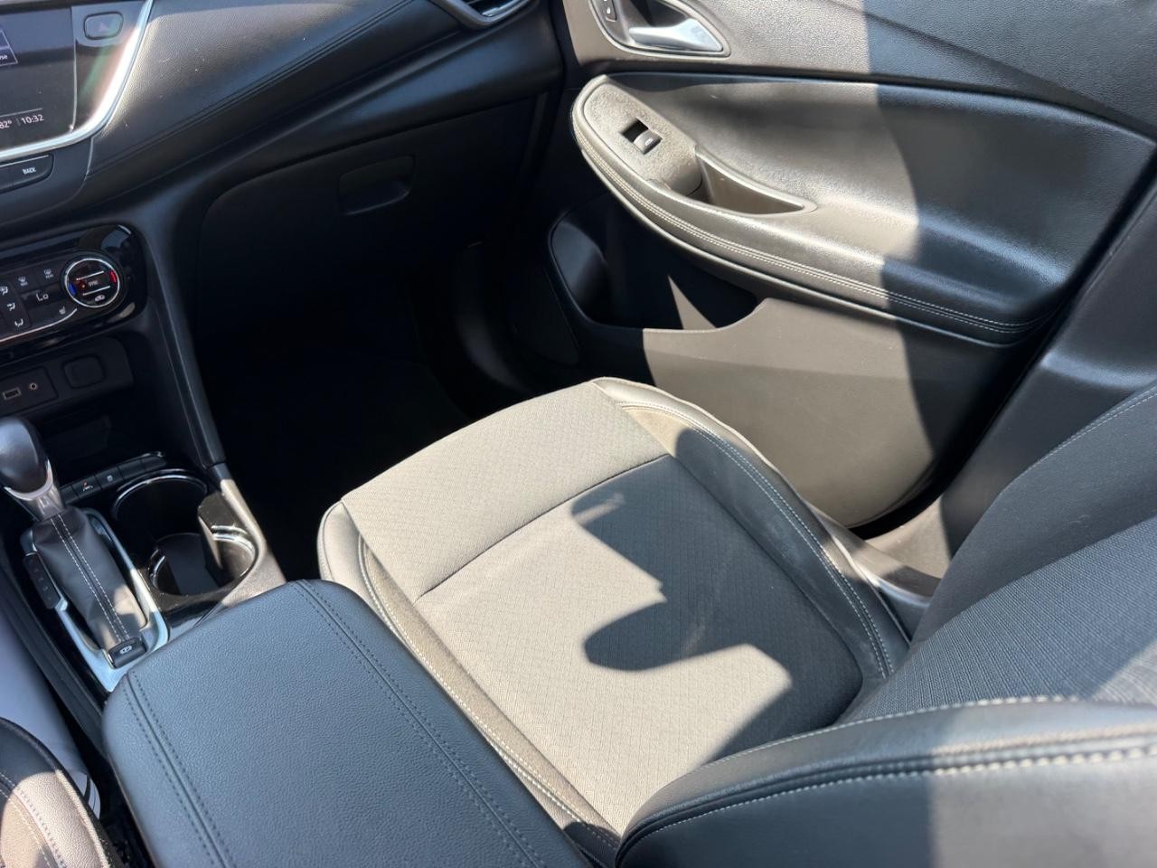 Buick Encore GX Vehicle Full-screen Gallery Image 17