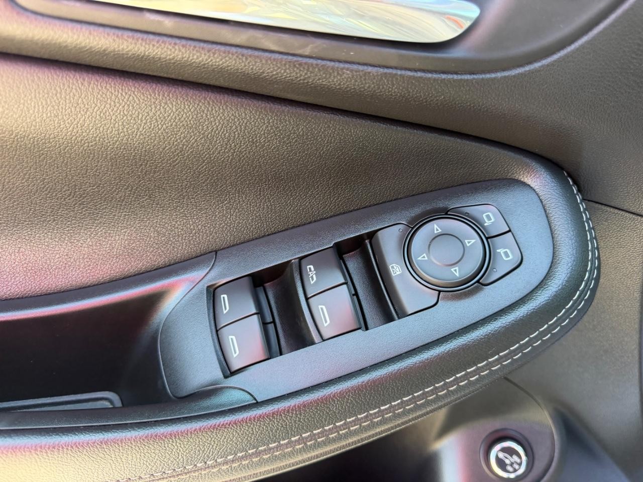 Buick Encore GX Vehicle Full-screen Gallery Image 18
